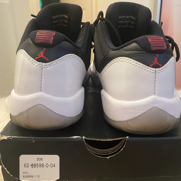 Jordan 11 retro low with box (tuxedo) - Picture 4 of 5